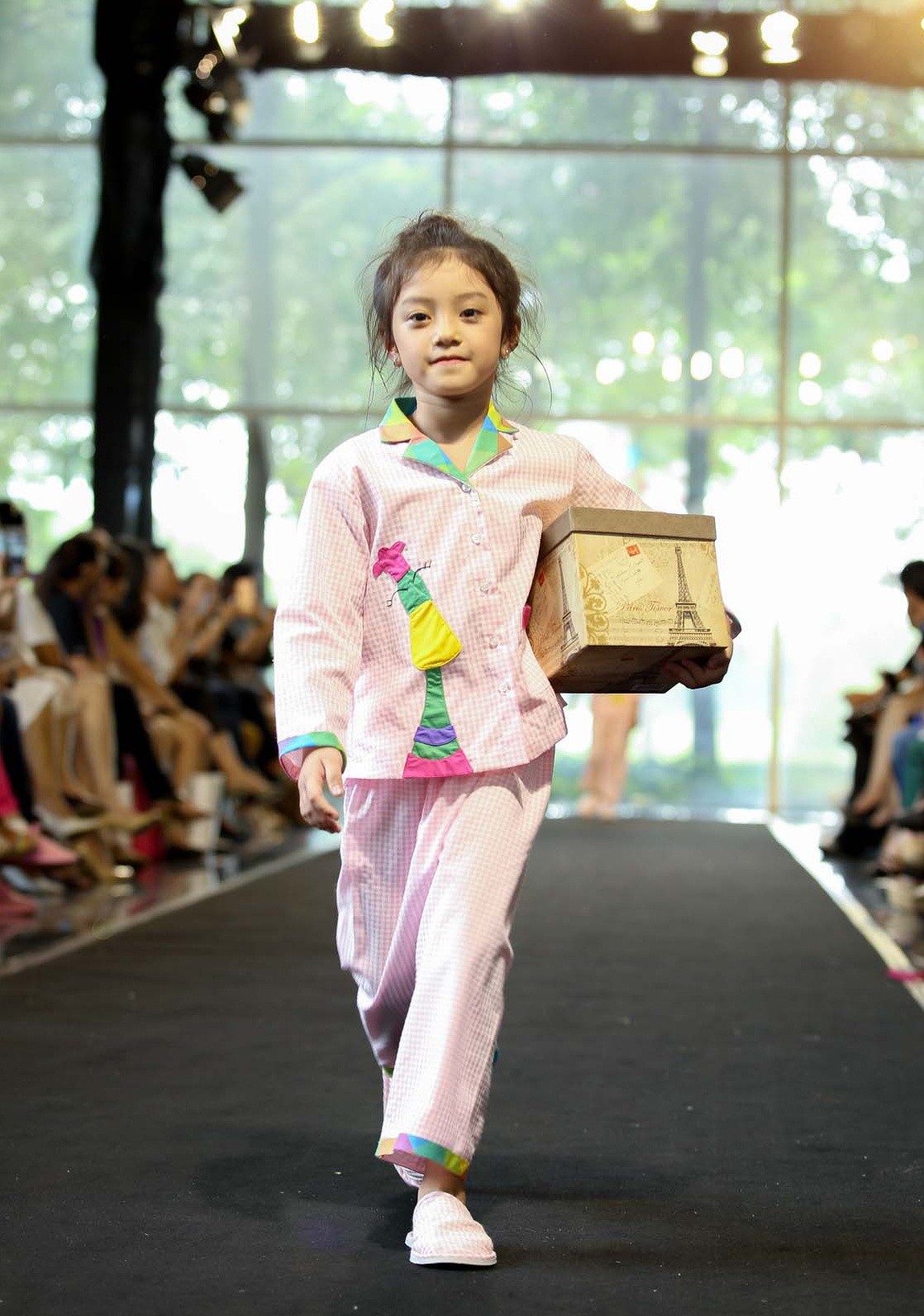 Gia dinh Hoang Bach dien pijama dien thoi trang anh 8