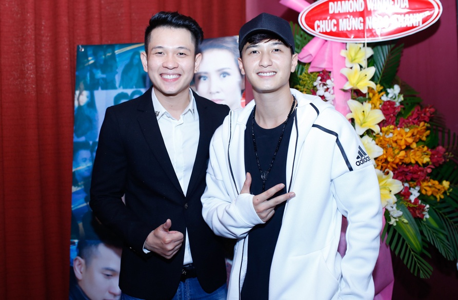 Thúy Vinh tặng gấu bông nhân ngày học trò ra mắt MV mới ảnh 3 Thuy Vinh tang gau bong nhan ngay hoc tro ra mat MV moi anh 3