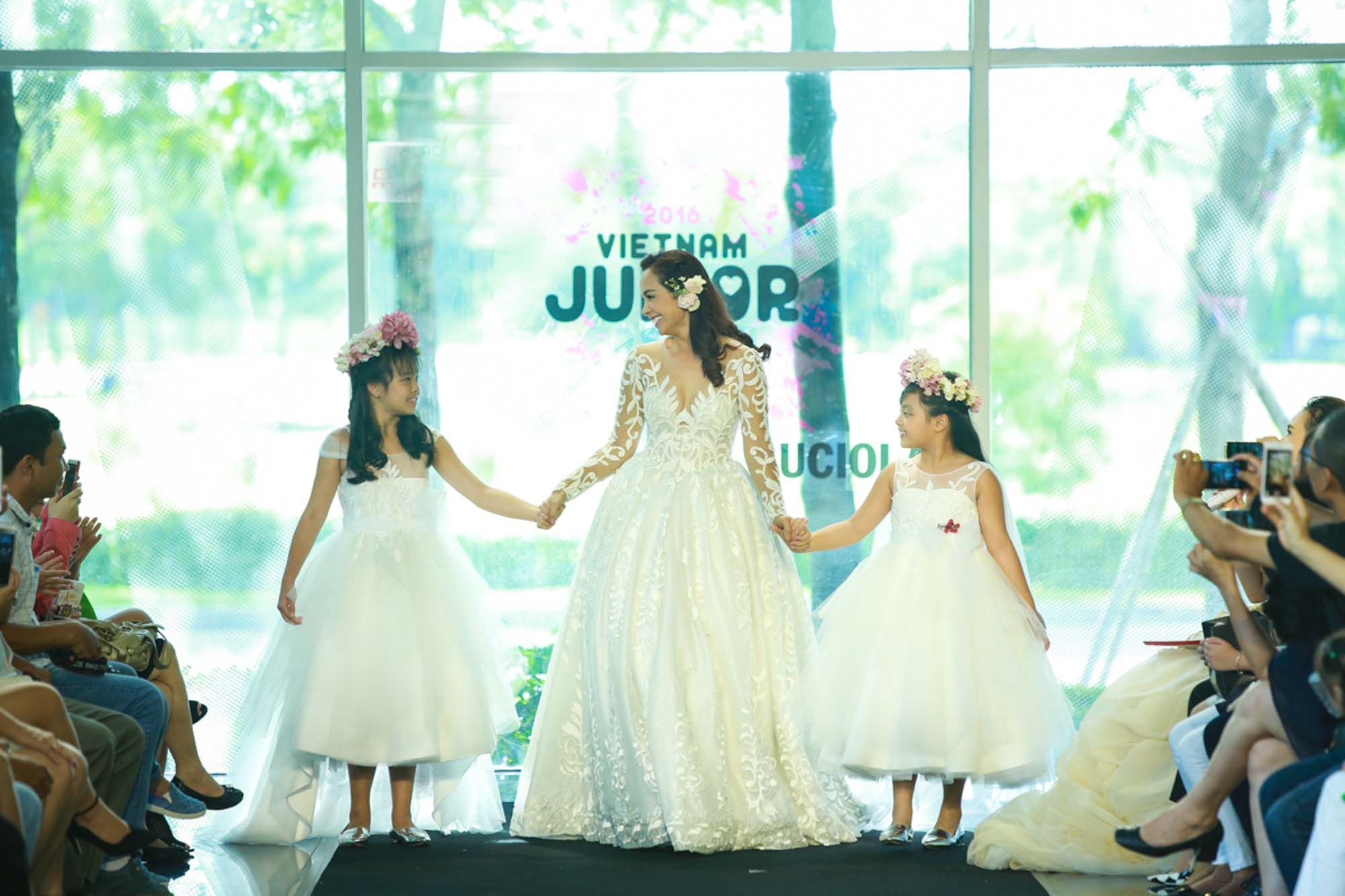 Thúy Hạnh và hai con gái làm cô dâu trên sàn diễn ảnh 1 Thuy Hanh va hai con gai lam co dau tren san dien anh 1