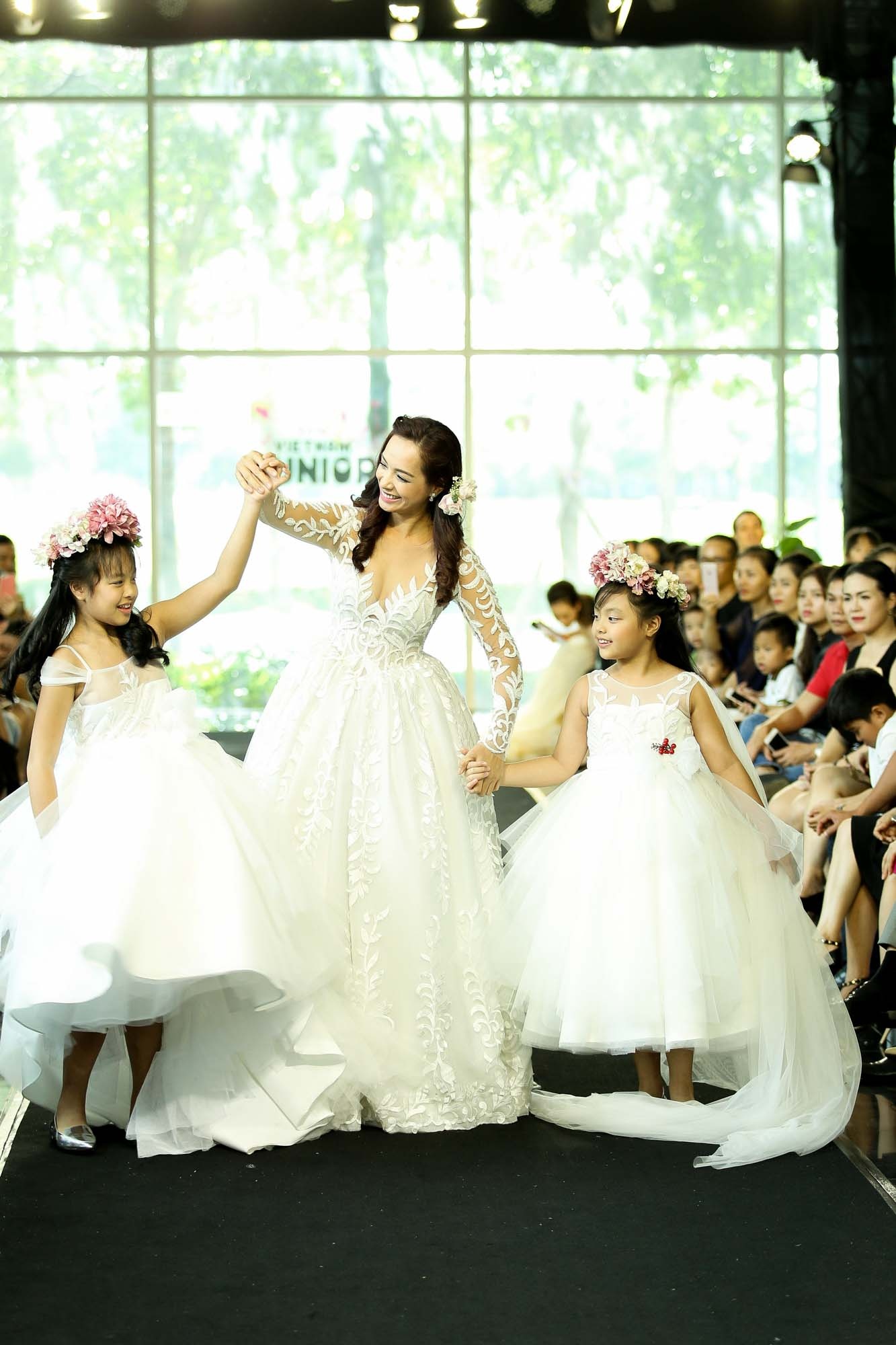 Thúy Hạnh và hai con gái làm cô dâu trên sàn diễn ảnh 2 Thuy Hanh va hai con gai lam co dau tren san dien anh 2