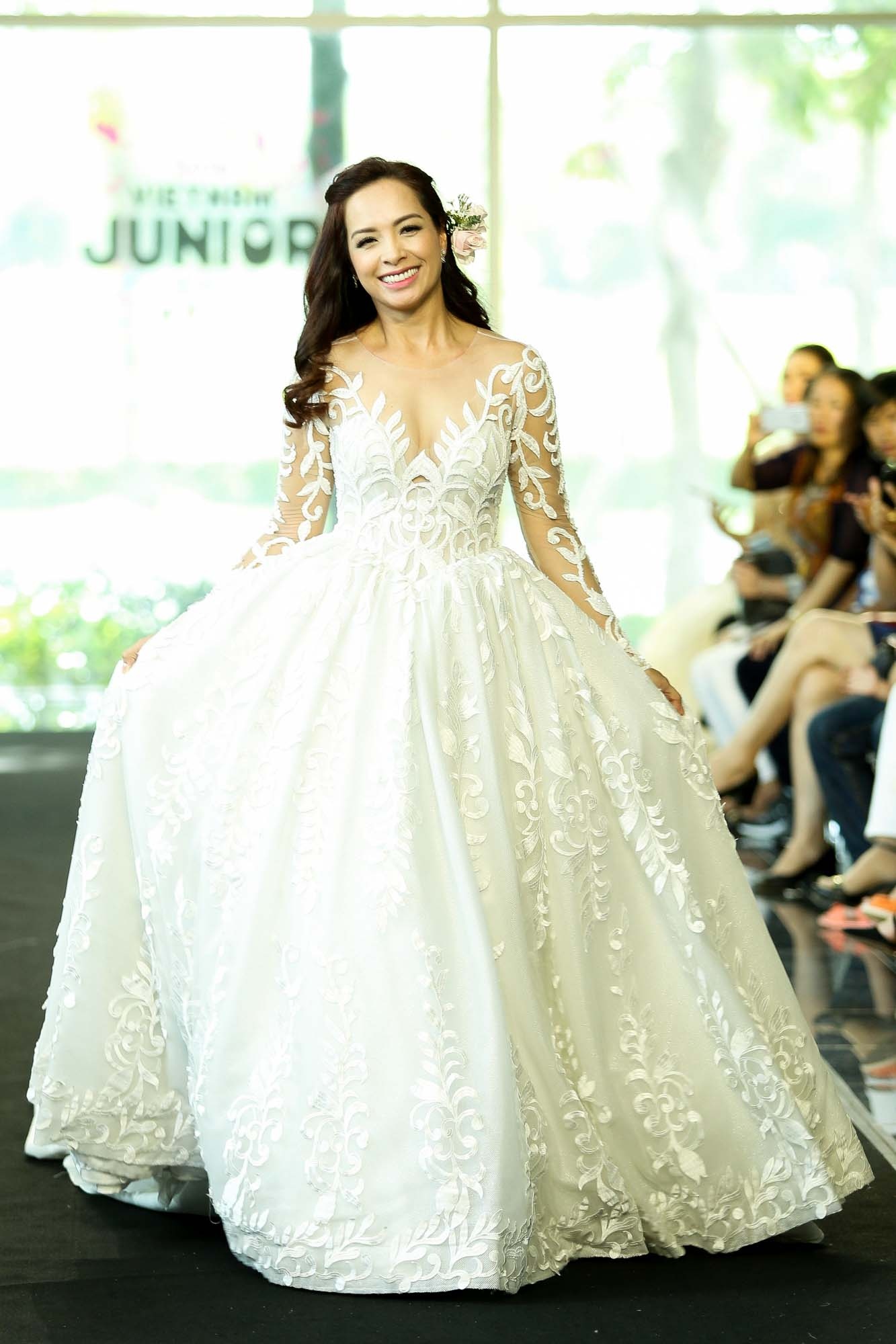 Thúy Hạnh và hai con gái làm cô dâu trên sàn diễn ảnh 3 Thuy Hanh va hai con gai lam co dau tren san dien anh 3