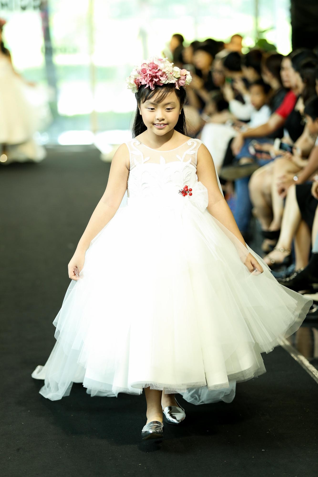 Thúy Hạnh và hai con gái làm cô dâu trên sàn diễn ảnh 4 Thuy Hanh va hai con gai lam co dau tren san dien anh 4