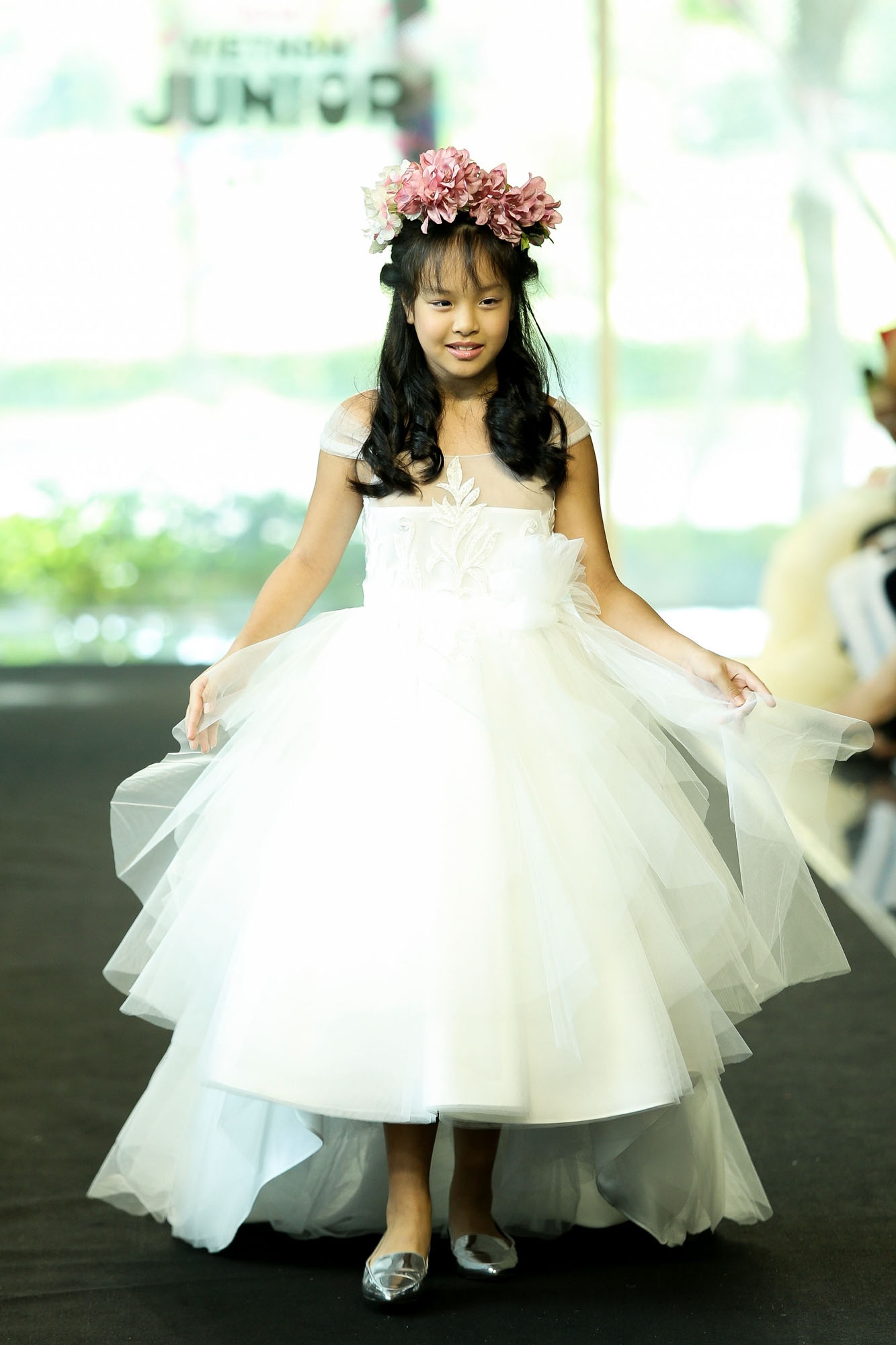 Thúy Hạnh và hai con gái làm cô dâu trên sàn diễn ảnh 5 Thuy Hanh va hai con gai lam co dau tren san dien anh 5