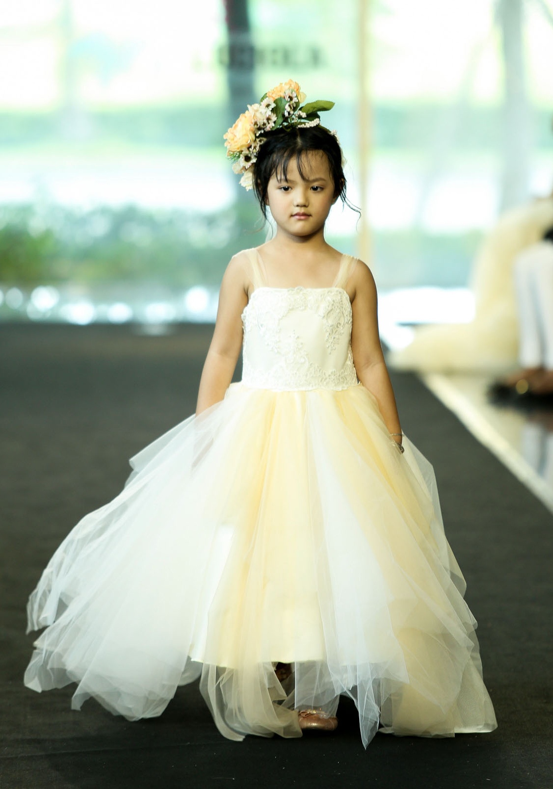 Thúy Hạnh và hai con gái làm cô dâu trên sàn diễn ảnh 8 Thuy Hanh va hai con gai lam co dau tren san dien anh 8