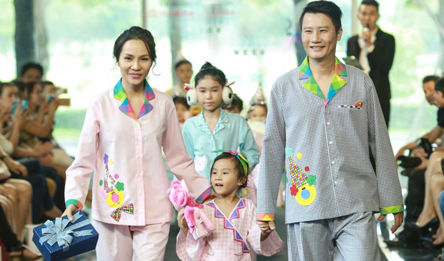 Gia dinh Hoang Bach dien pyjama dien thoi trang hinh anh