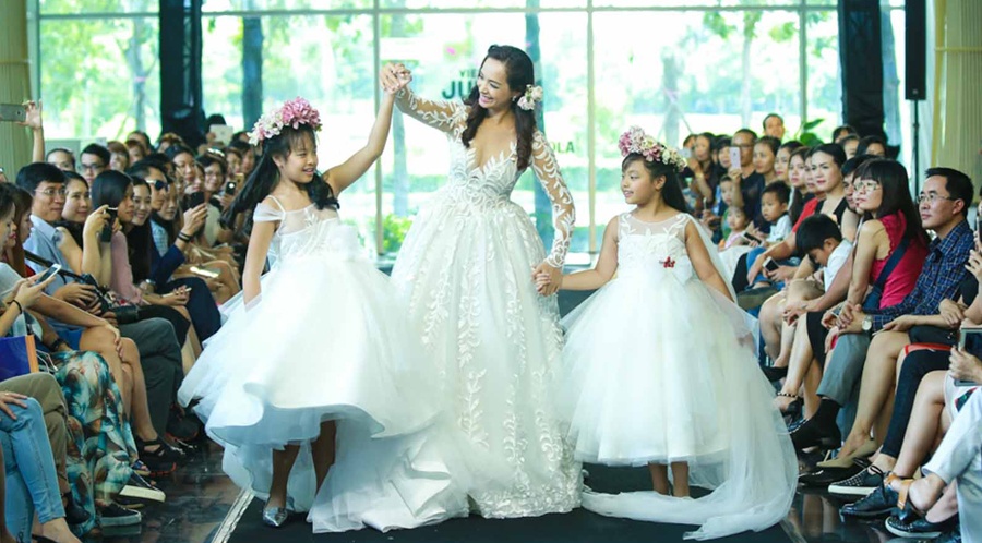 Con gai Thuy Hanh lam phu dau cho me tren san dien hinh anh
