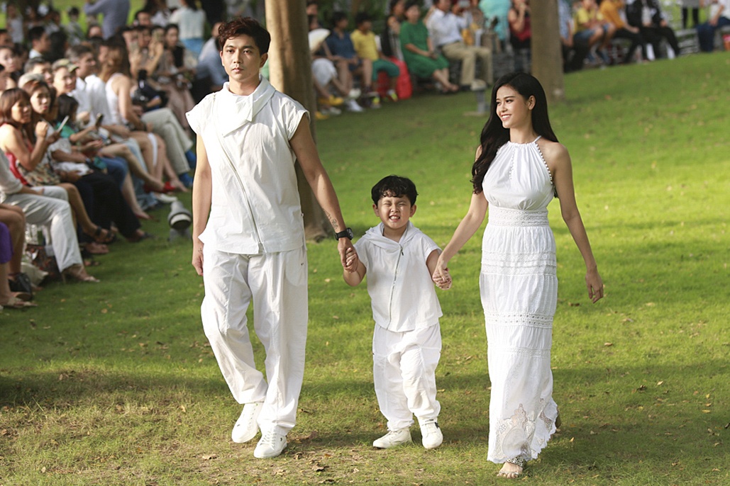 Con trai Trương Quỳnh Anh nhí nhảnh catwalk cùng bố mẹ ảnh 1 Con trai Truong Quynh Anh nhi nhanh catwalk cung bo me anh 1