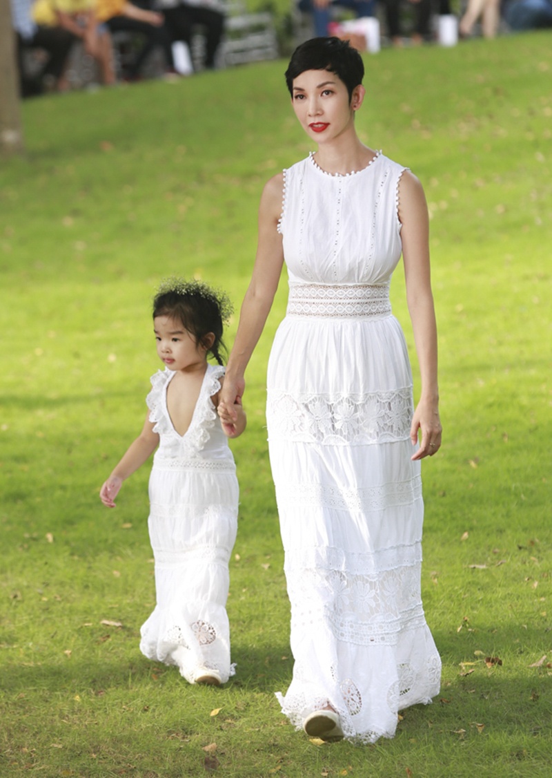 Con trai Trương Quỳnh Anh nhí nhảnh catwalk cùng bố mẹ ảnh 2 Con trai Truong Quynh Anh nhi nhanh catwalk cung bo me anh 2