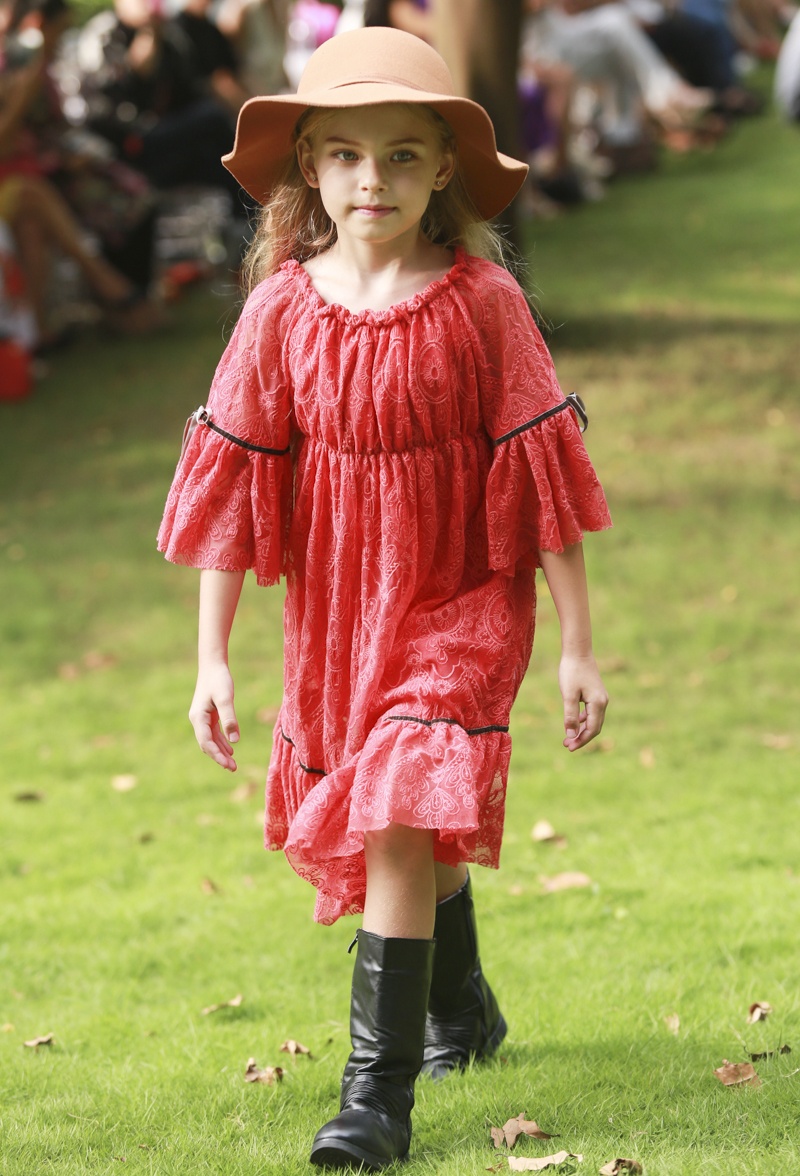 Con trai Trương Quỳnh Anh nhí nhảnh catwalk cùng bố mẹ ảnh 3 Con trai Truong Quynh Anh nhi nhanh catwalk cung bo me anh 3