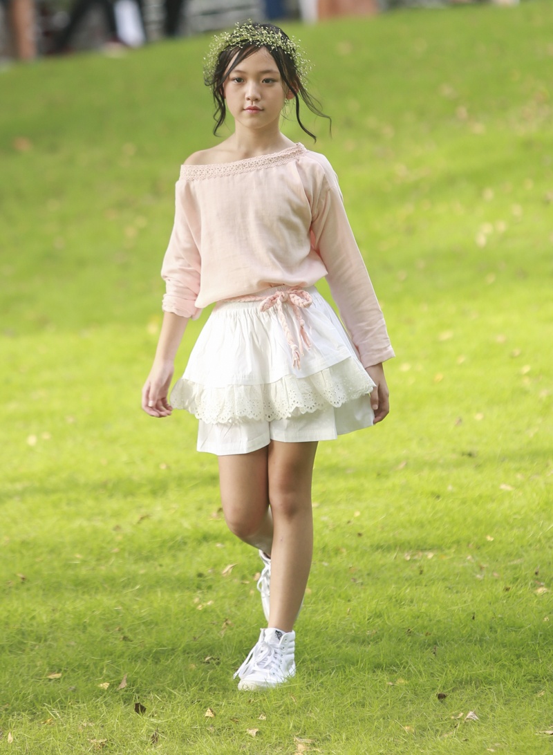 Con trai Trương Quỳnh Anh nhí nhảnh catwalk cùng bố mẹ ảnh 6 Con trai Truong Quynh Anh nhi nhanh catwalk cung bo me anh 6