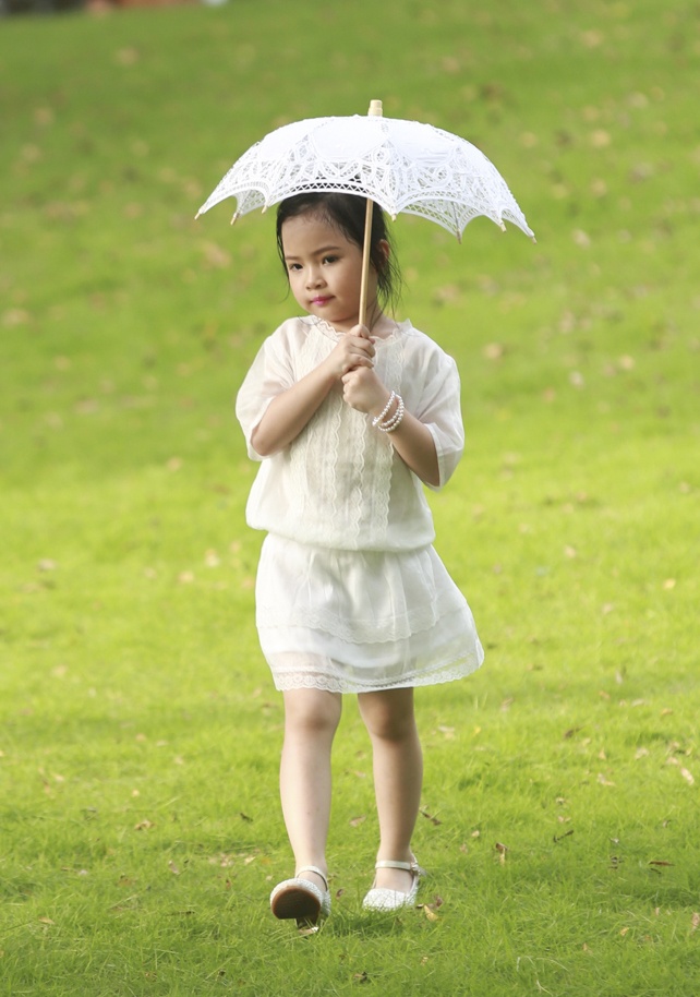 Con trai Trương Quỳnh Anh nhí nhảnh catwalk cùng bố mẹ ảnh 7 Con trai Truong Quynh Anh nhi nhanh catwalk cung bo me anh 7