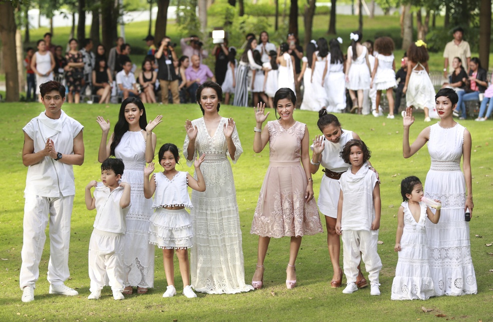 Con trai Trương Quỳnh Anh nhí nhảnh catwalk cùng bố mẹ ảnh 11 Con trai Truong Quynh Anh nhi nhanh catwalk cung bo me anh 11