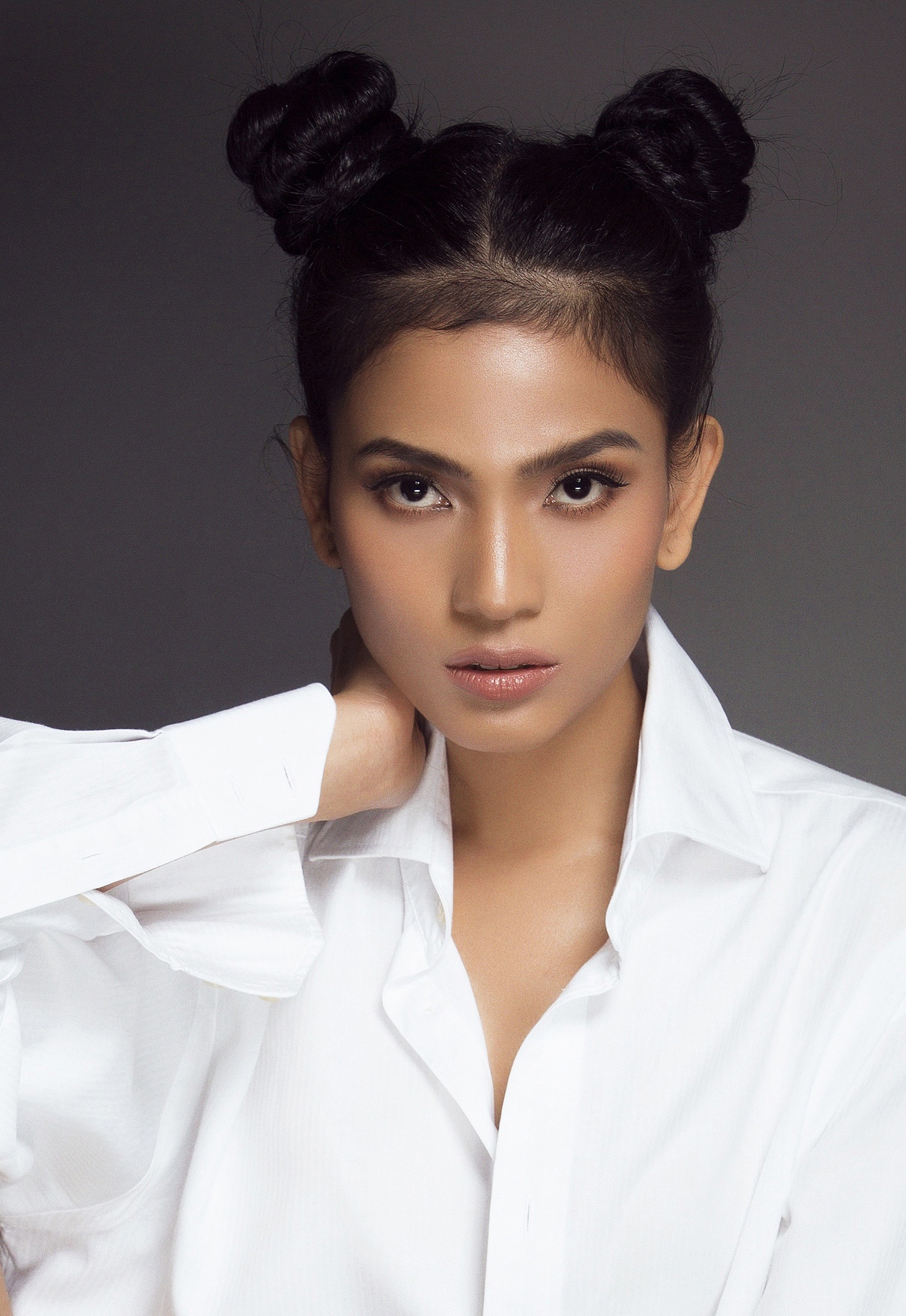 Truong Thi May dien so-mi trang anh 1