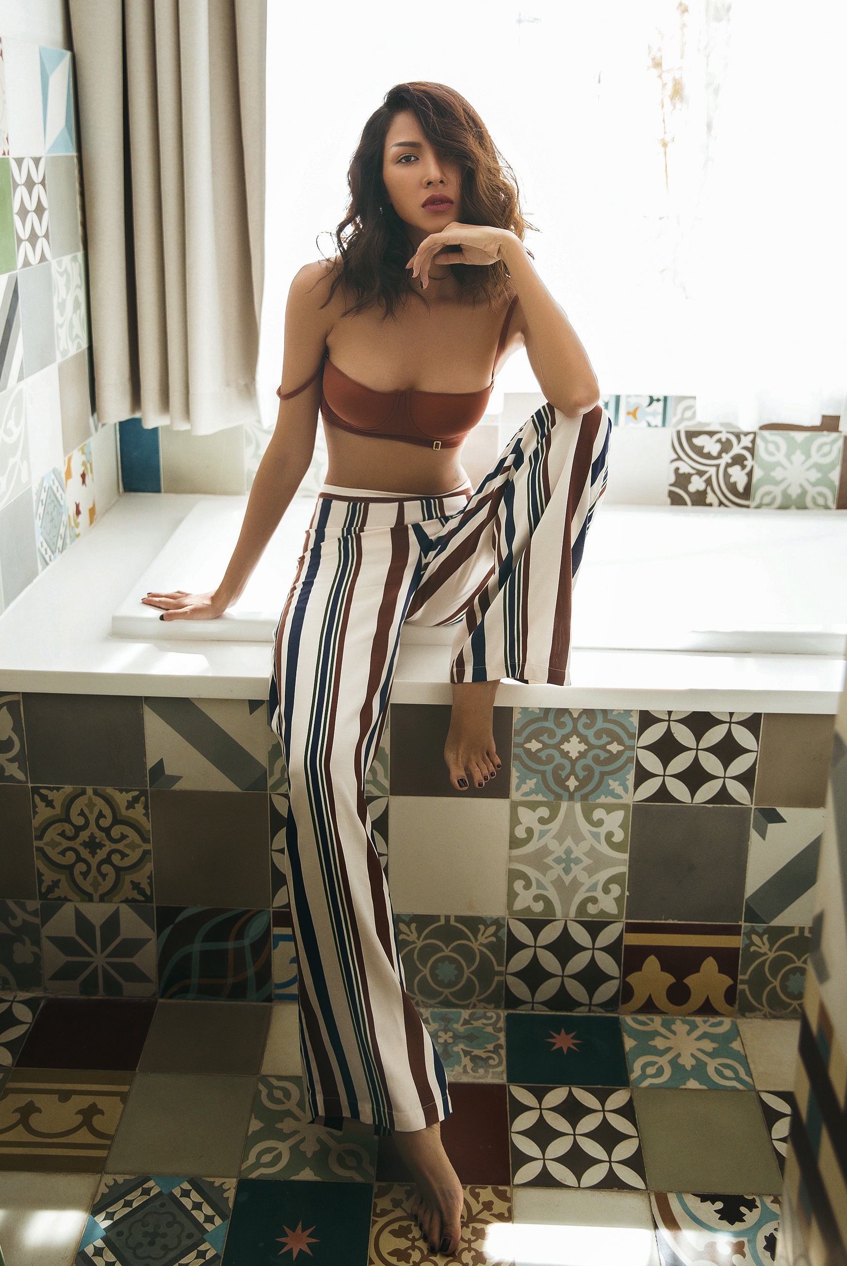 Minh Trieu khoe duong cong sexy anh 2