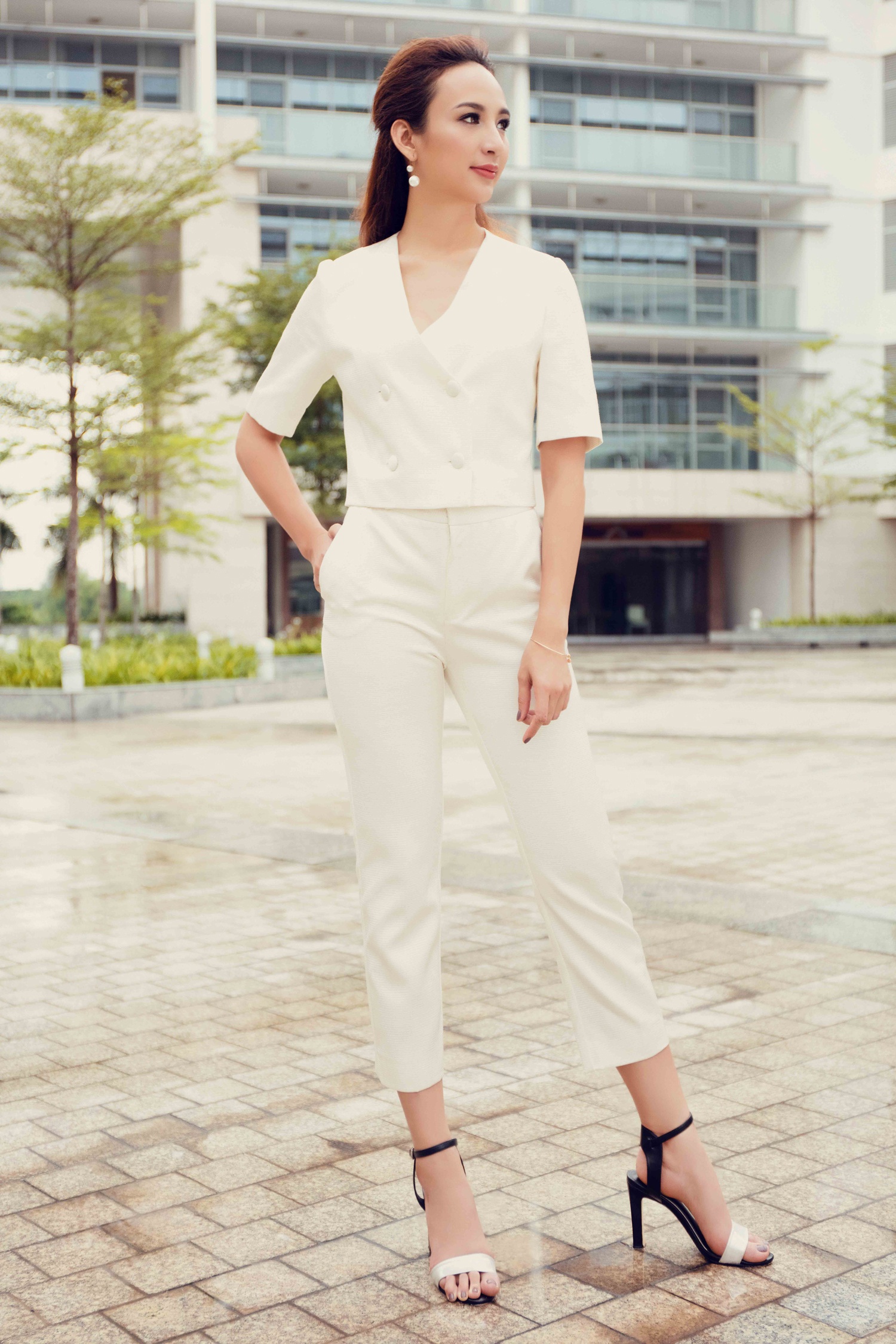 Ngoc Diem xuong pho voi 7 set do anh 4