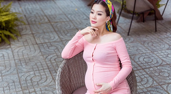 A hau Diem Trang sinh con gai dau long hinh anh