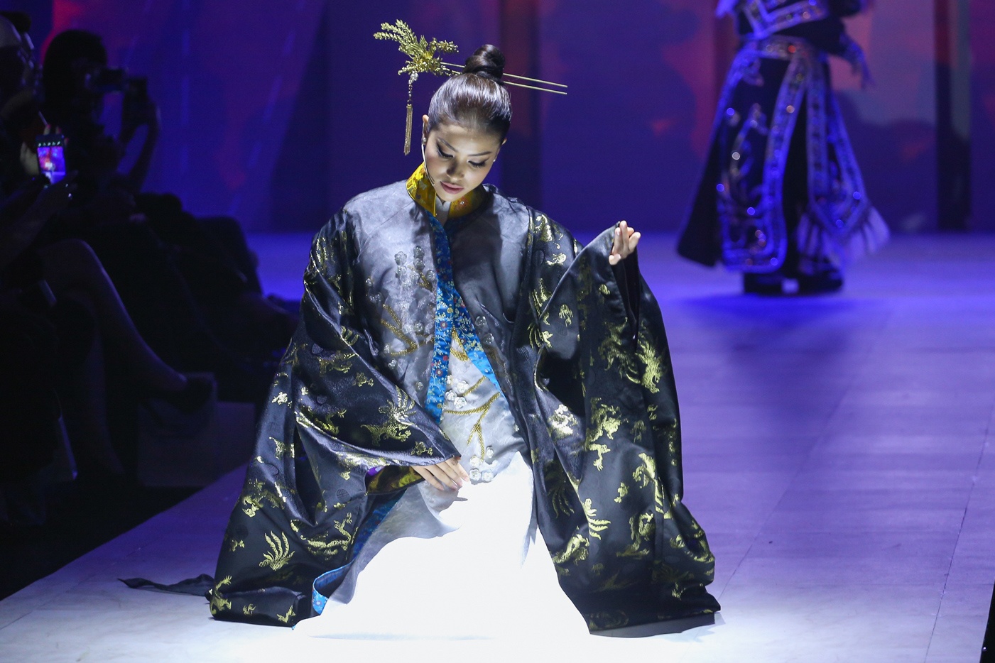 Pham Huong dien Elle Fashion Show anh 1