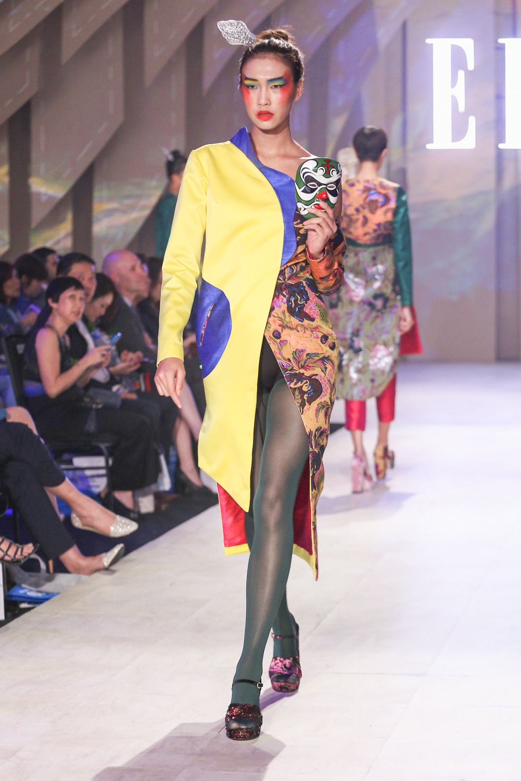 Pham Huong dien Elle Fashion Show anh 10