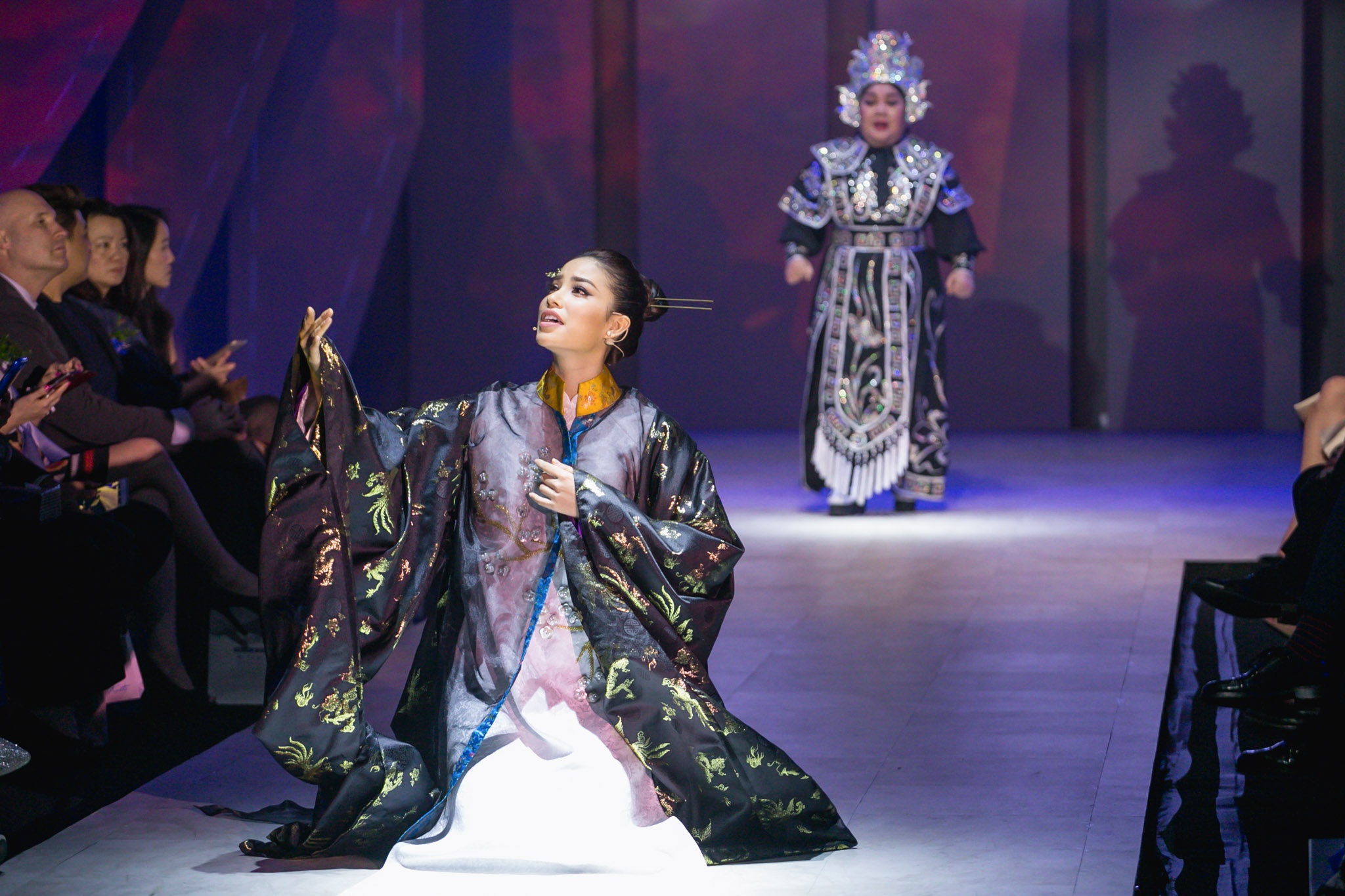 Pham Huong dien Elle Fashion Show anh 2