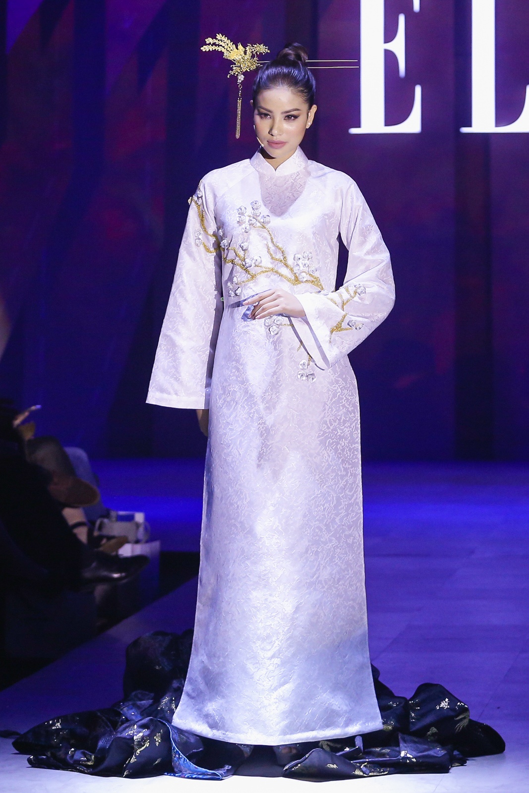 Pham Huong dien Elle Fashion Show anh 3