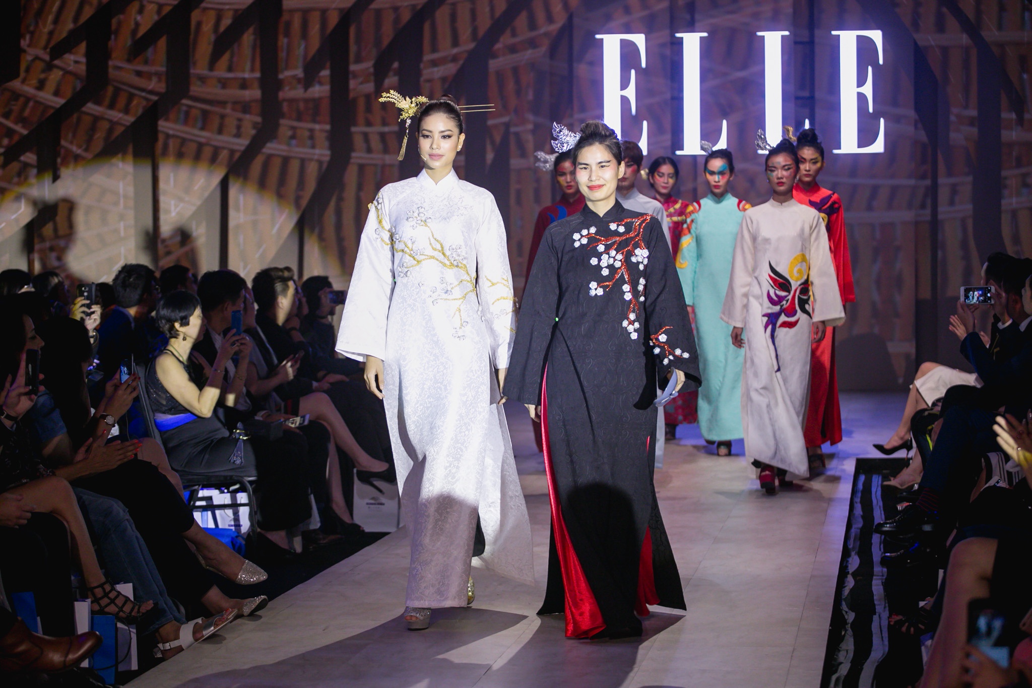 Pham Huong dien Elle Fashion Show anh 4