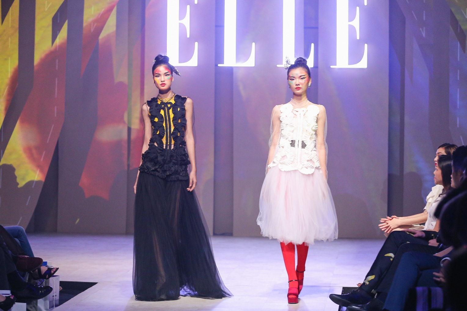 Pham Huong dien Elle Fashion Show anh 5
