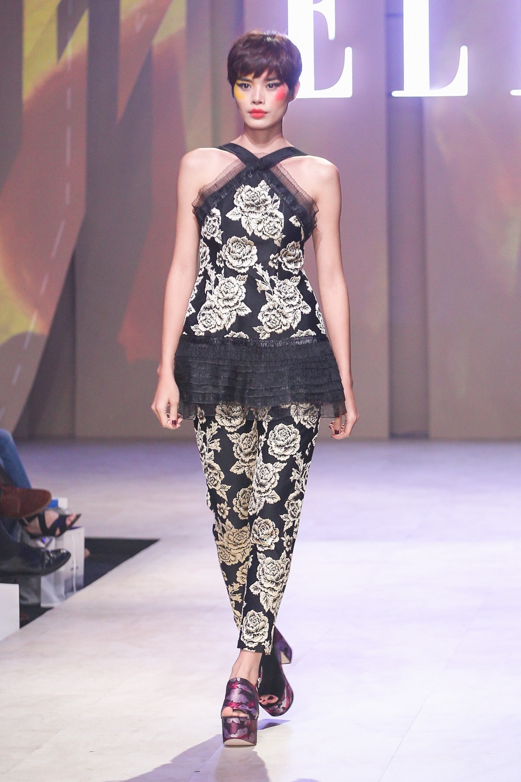 Pham Huong dien Elle Fashion Show anh 6