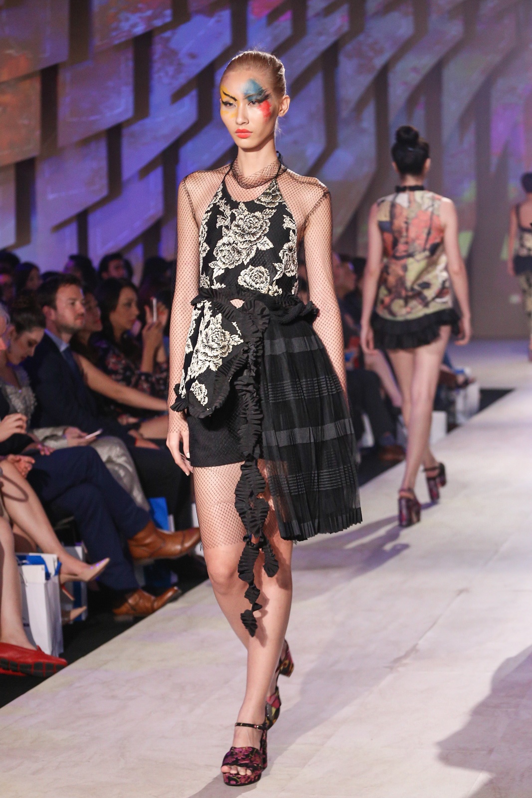 Pham Huong dien Elle Fashion Show anh 7