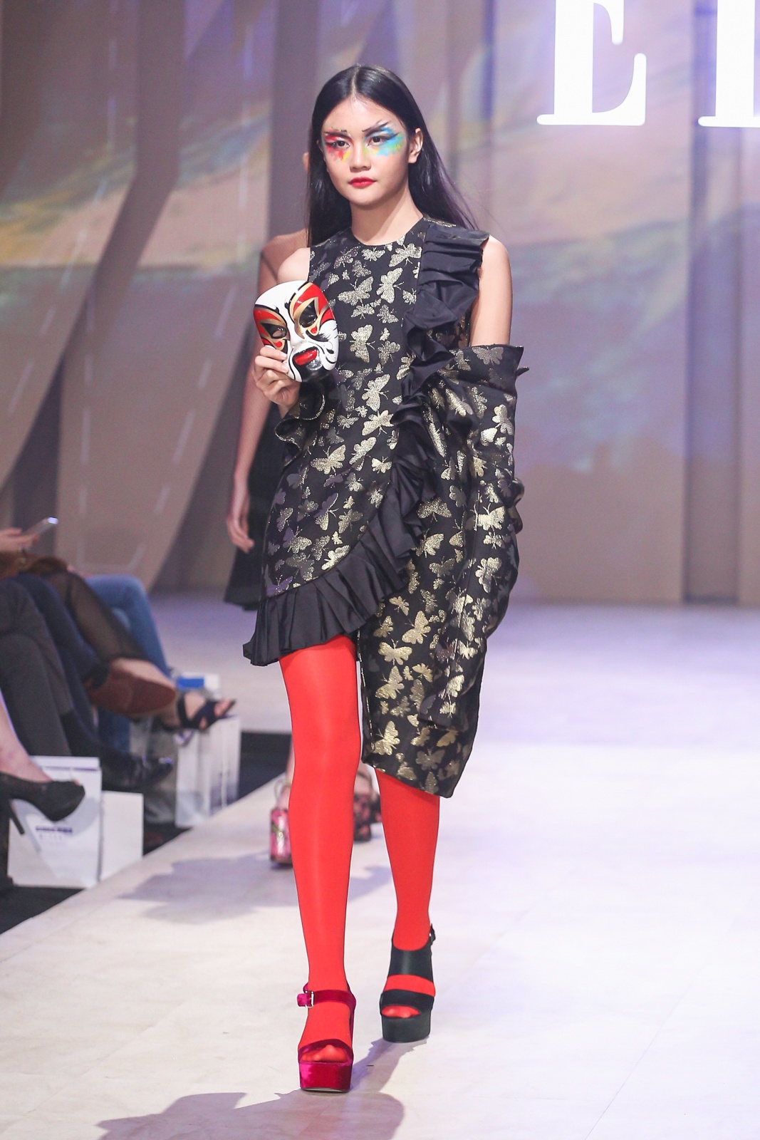 Pham Huong dien Elle Fashion Show anh 8