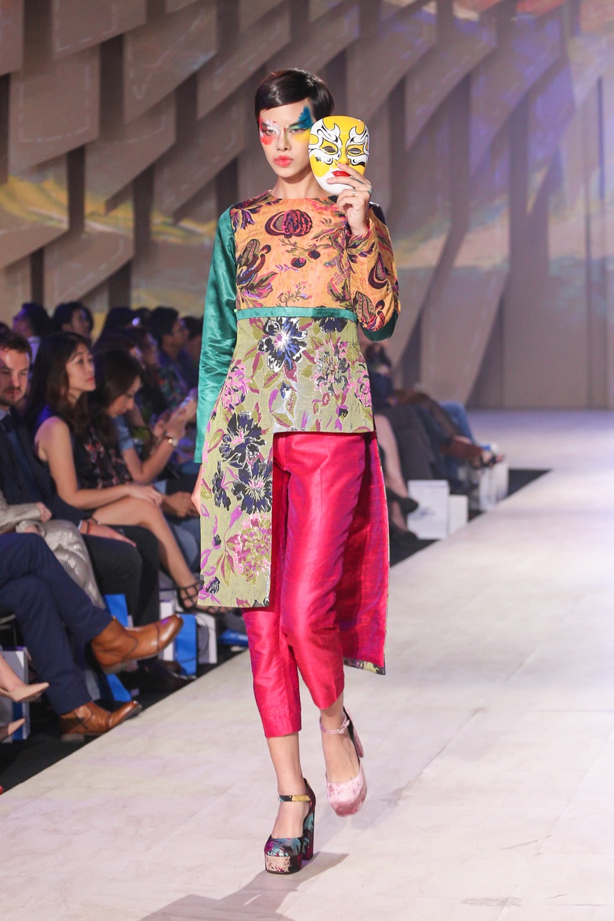 Pham Huong dien Elle Fashion Show anh 9