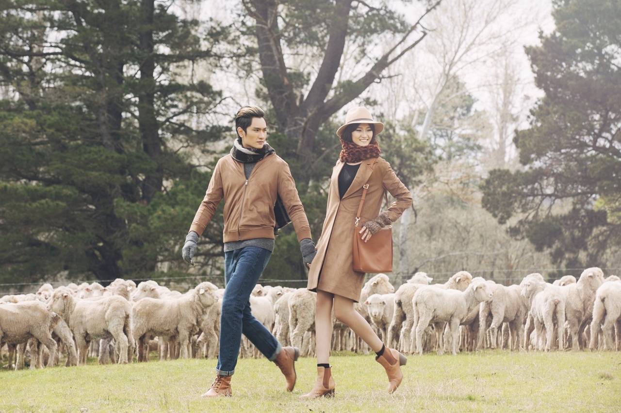 Top 4 Vietnam's Next top Model chup anh voi cuu anh 1