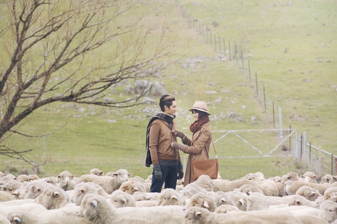 Top 4 Vietnam's Next top Model chup anh voi cuu anh 2