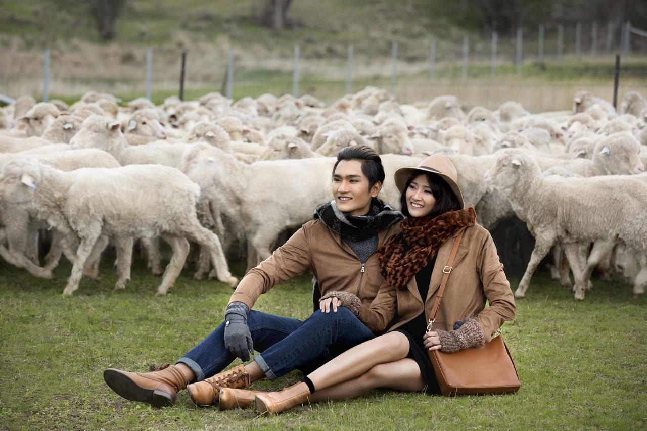 Top 4 Vietnam's Next top Model chup anh voi cuu anh 3