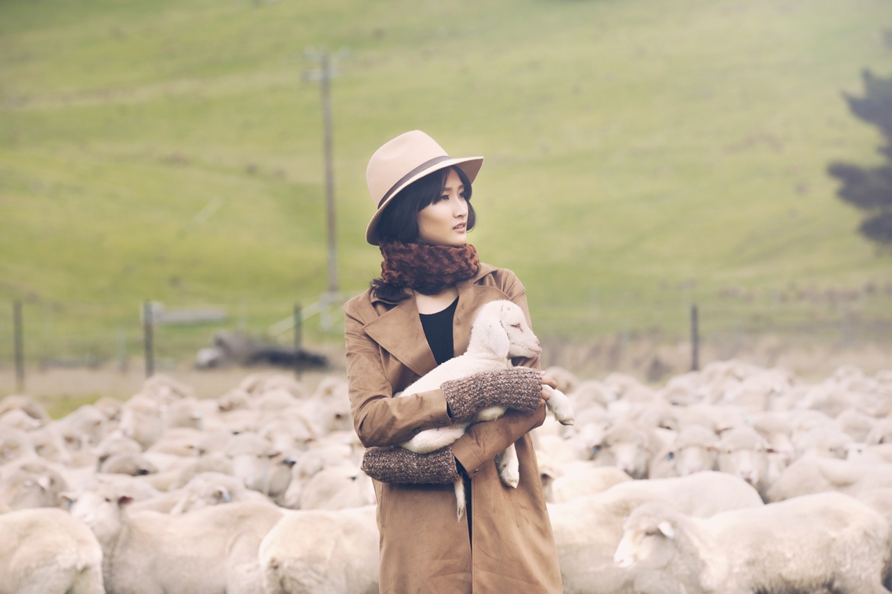 Top 4 Vietnam's Next top Model chup anh voi cuu anh 4