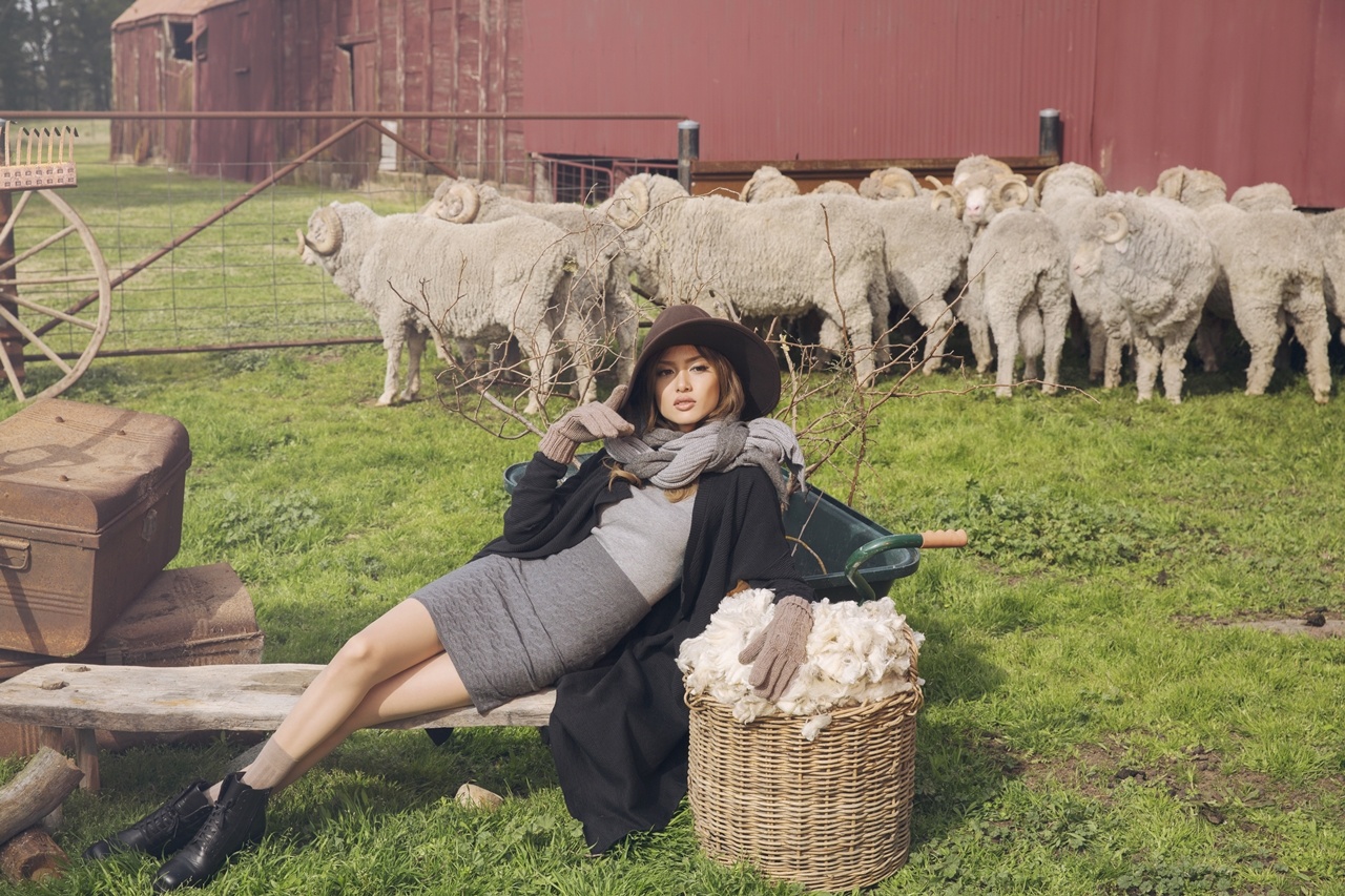 Top 4 Vietnam's Next top Model chup anh voi cuu anh 7