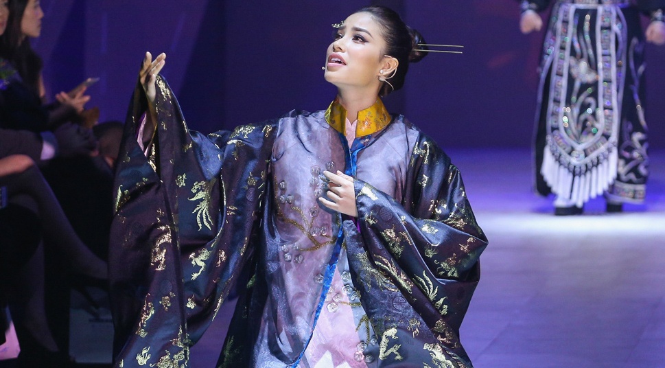 Pham Huong ca cai luong tren san dien thoi trang hinh anh