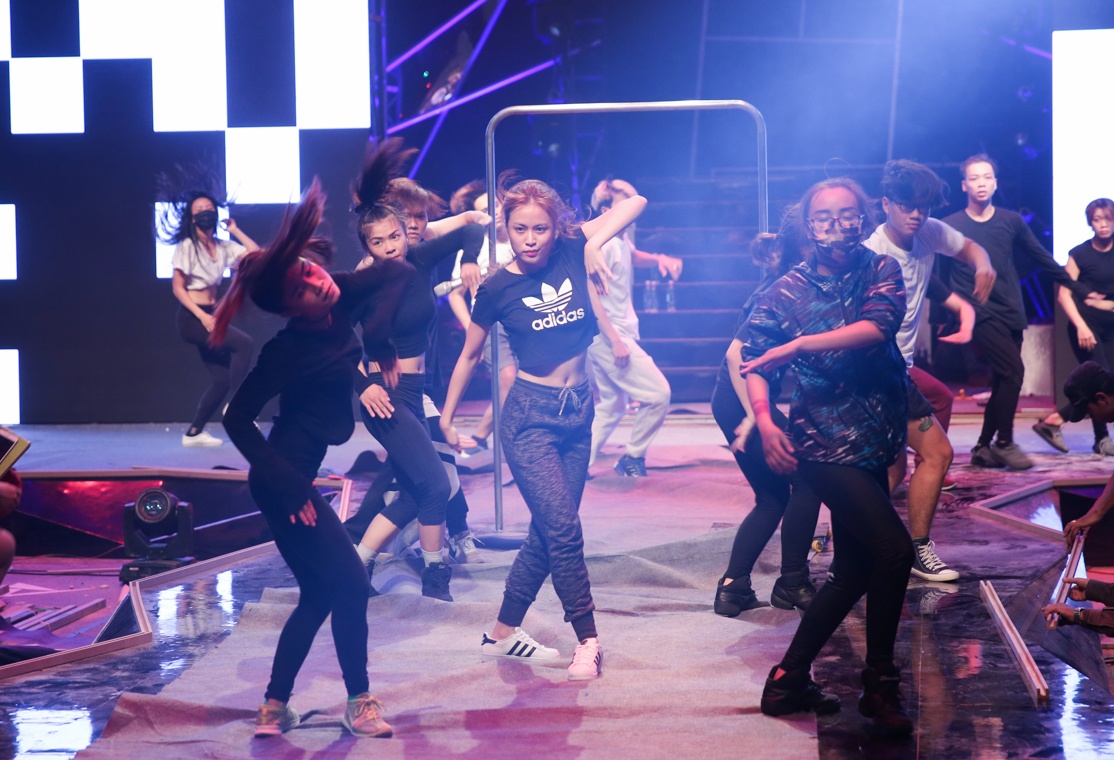 Hoang Thuy Linh luyen tap truoc chung ket Next Top anh 2