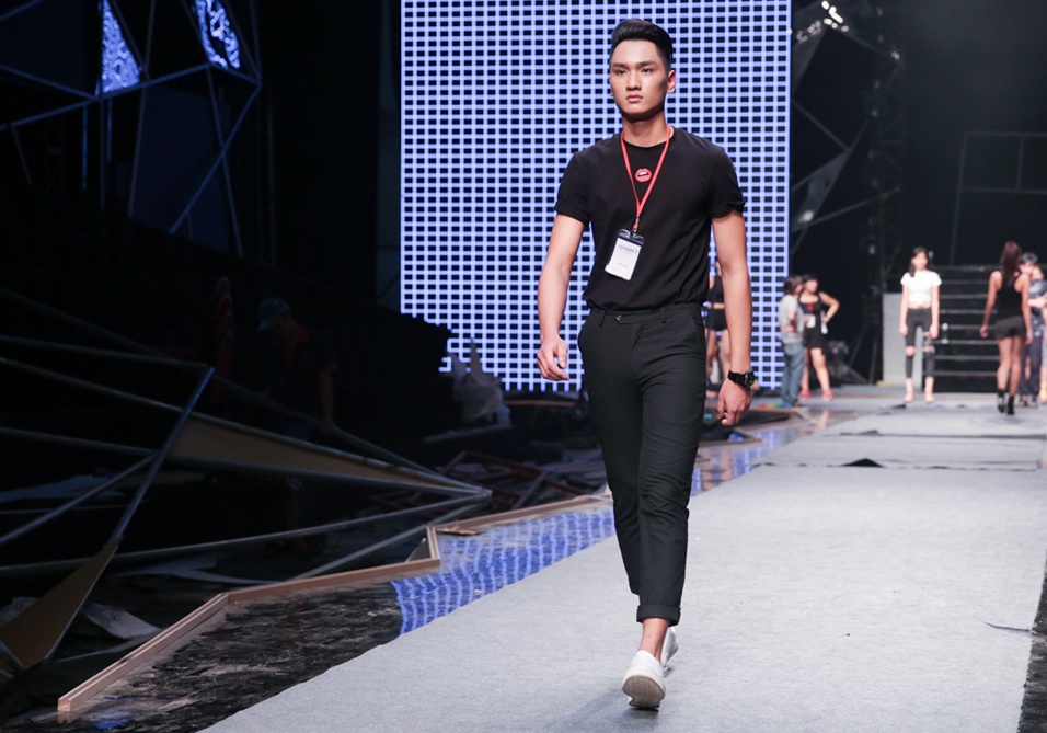 Hoang Thuy Linh luyen tap truoc chung ket Next Top anh 6