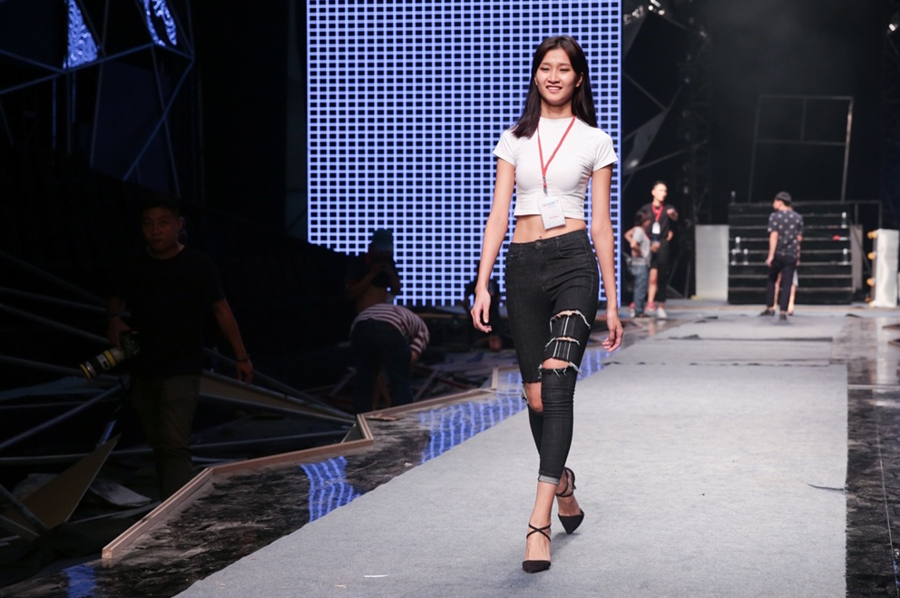 Hoang Thuy Linh luyen tap truoc chung ket Next Top anh 7