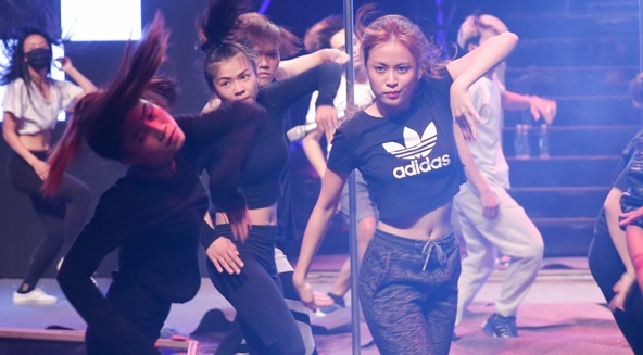 Hoang Thuy Linh, thi sinh Next Top tap luyen truoc chung ket hinh anh