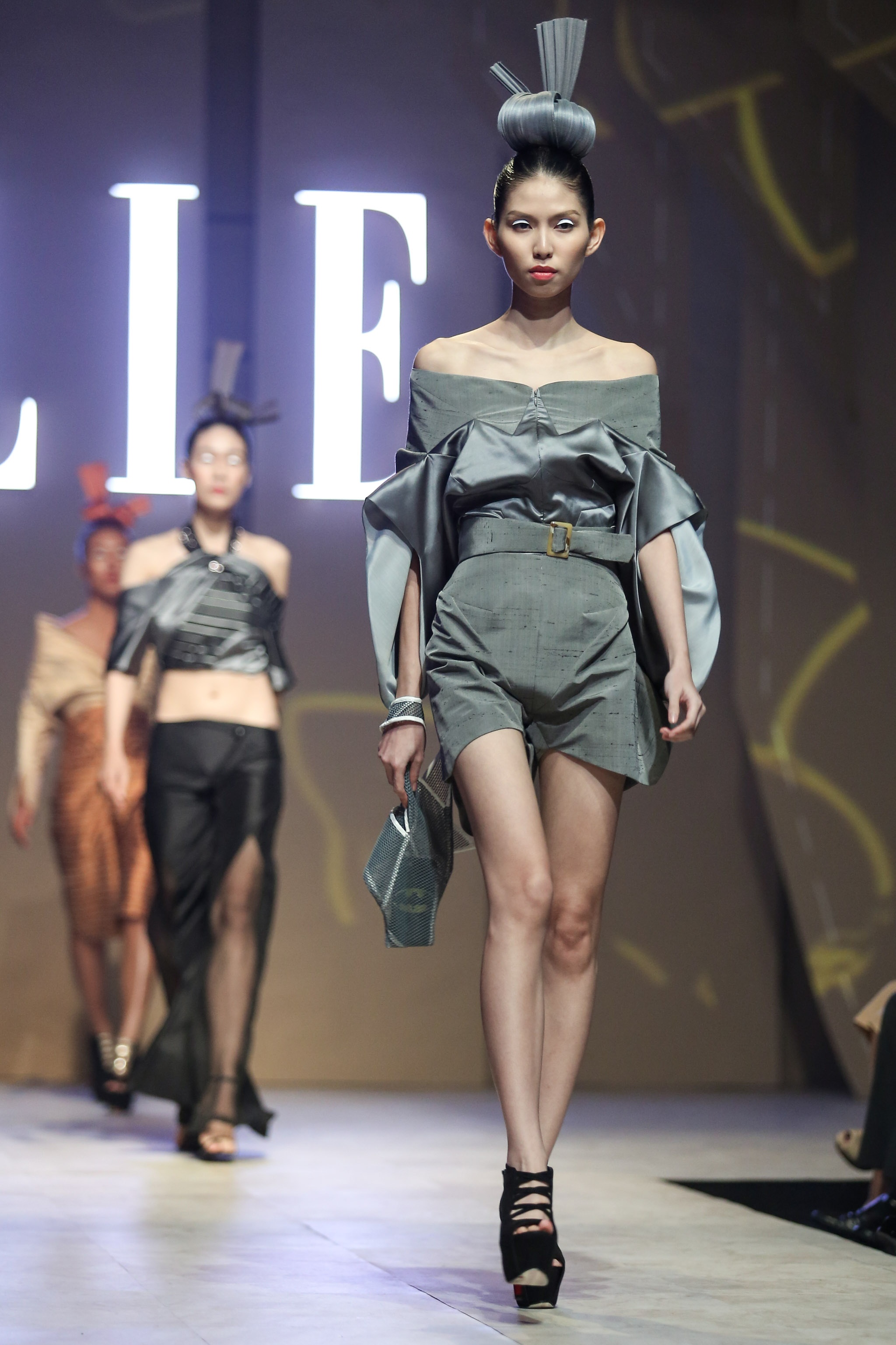 Ky Duyen kieu sa tren san dien anh 11