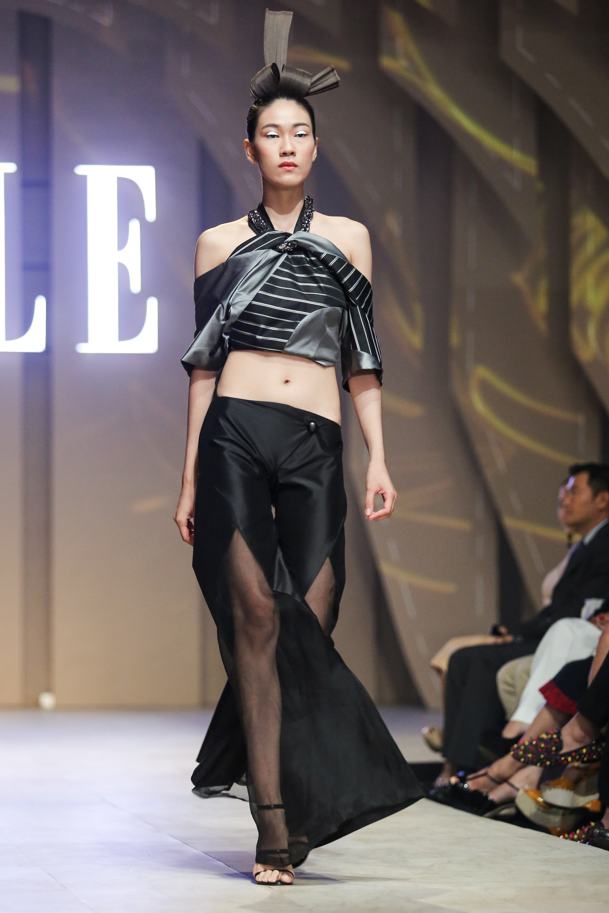 Ky Duyen kieu sa tren san dien anh 4