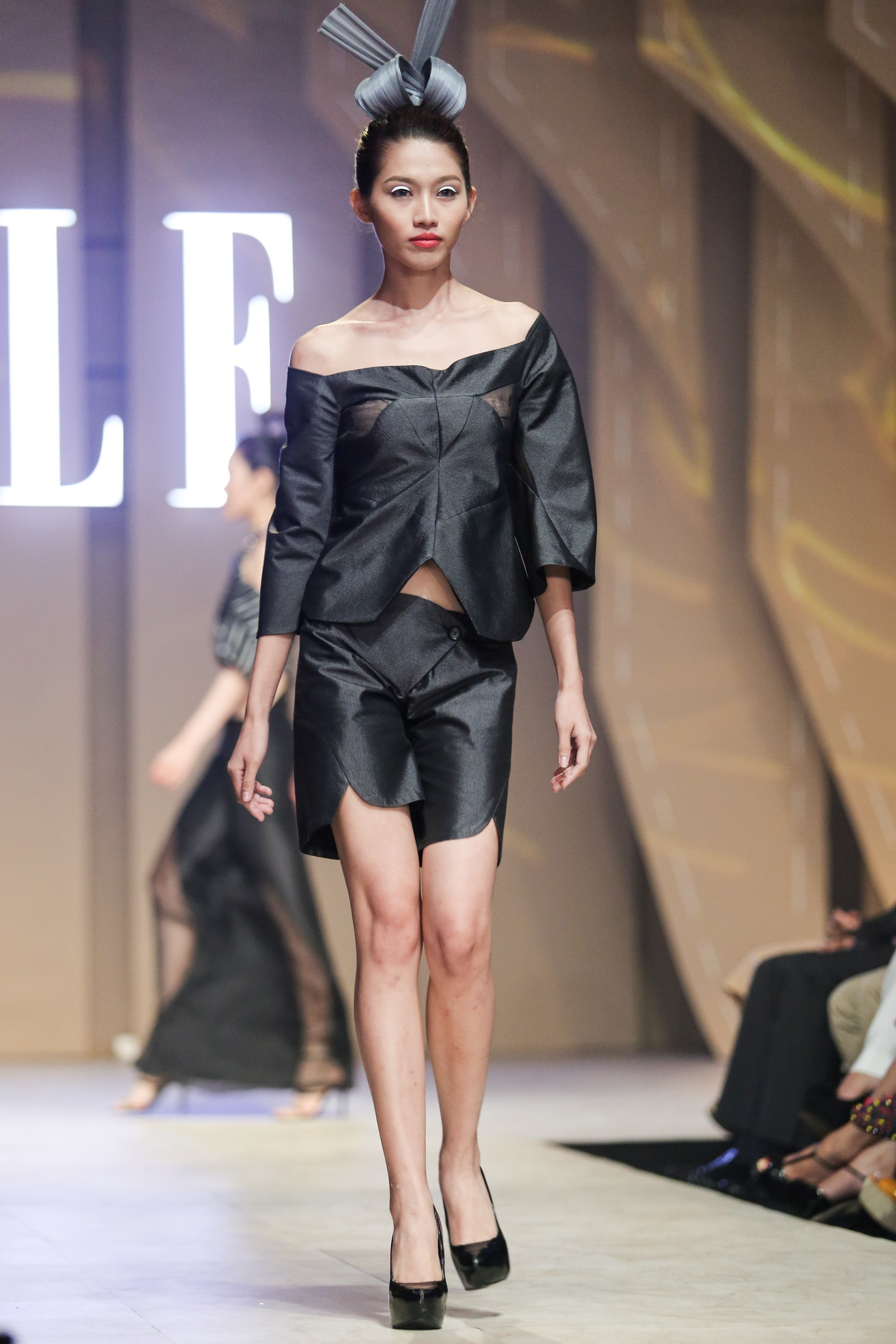 Ky Duyen kieu sa tren san dien anh 5