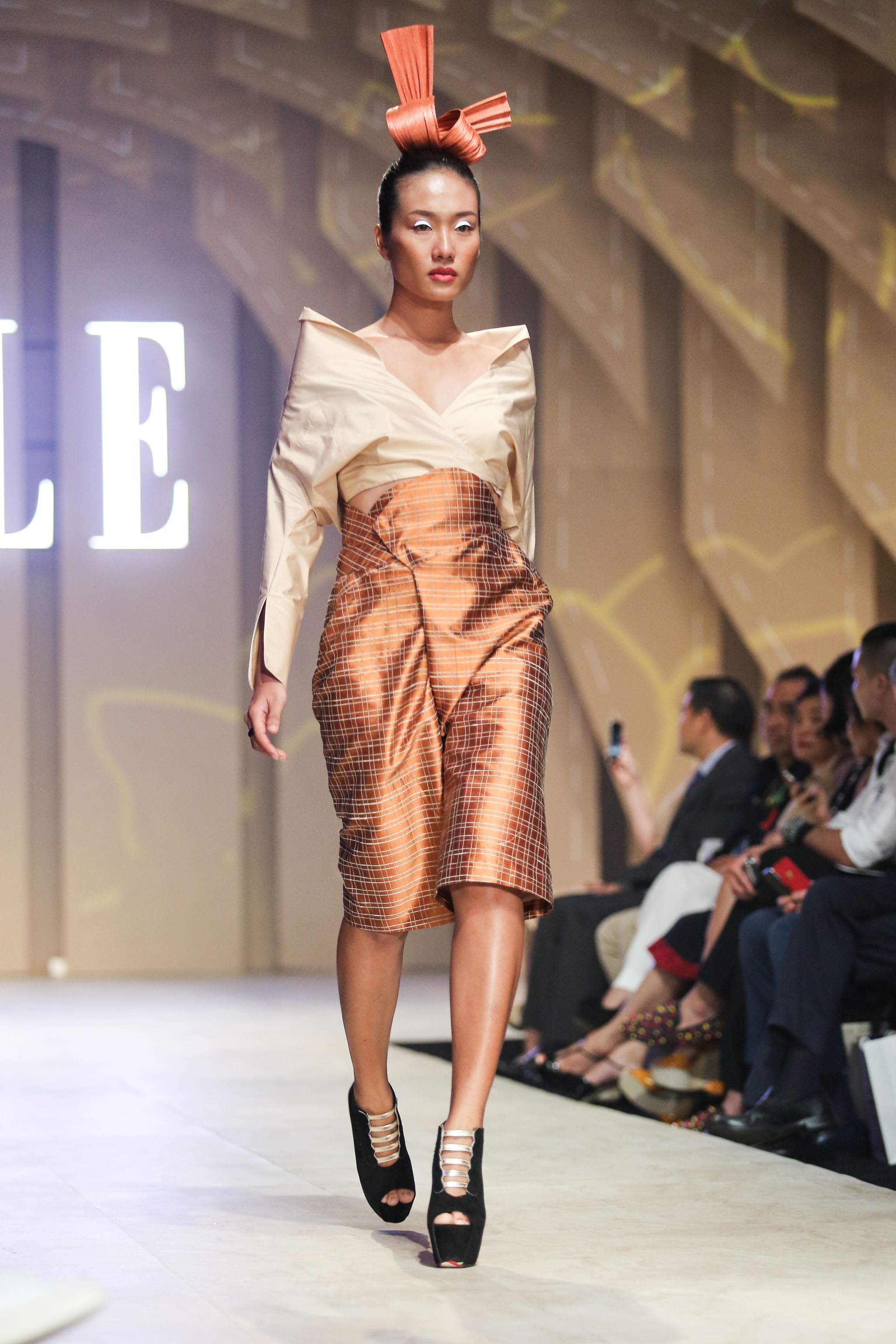 Ky Duyen kieu sa tren san dien anh 6