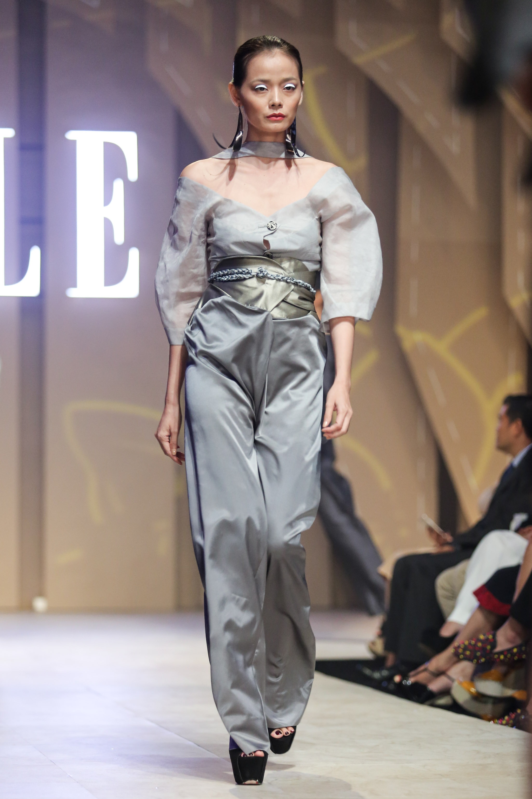 Ky Duyen kieu sa tren san dien anh 7