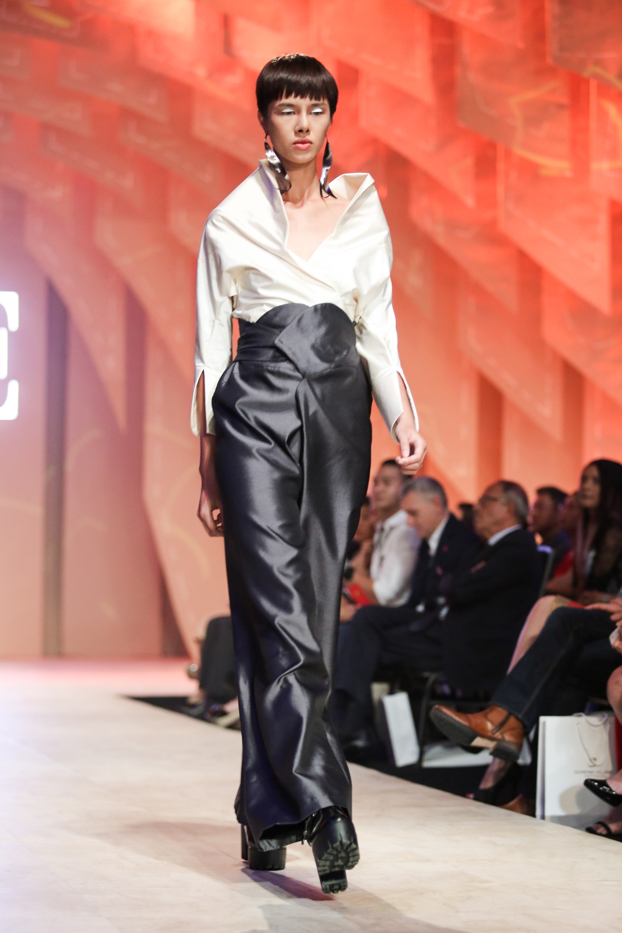 Ky Duyen kieu sa tren san dien anh 8