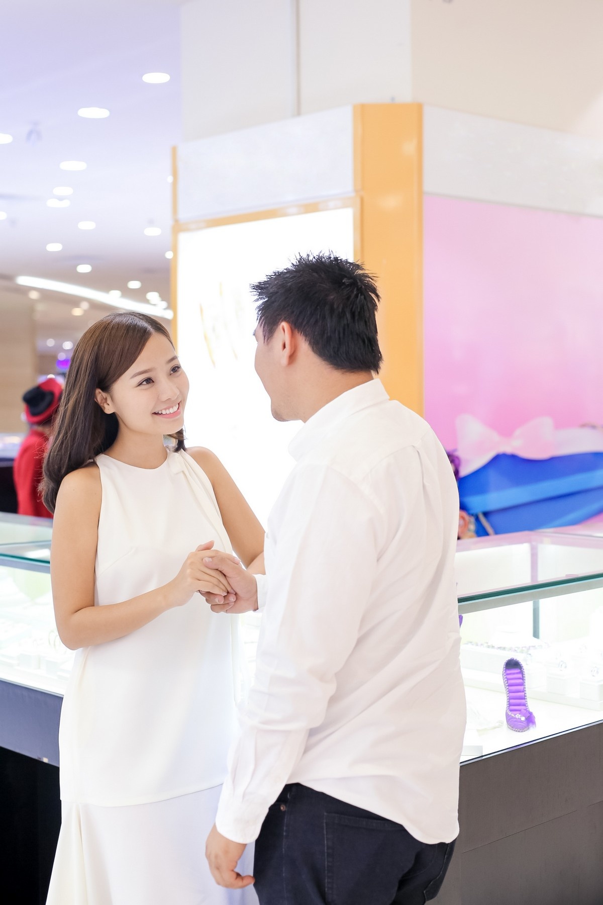 Khanh Hien di thu nhan cuoi anh 1