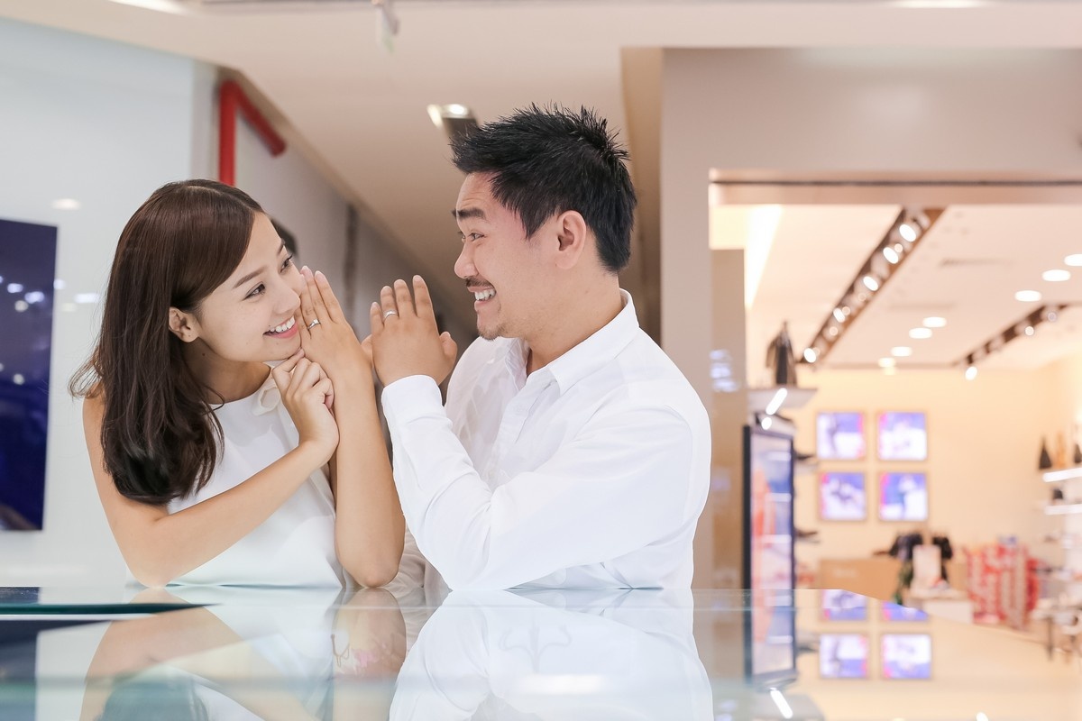 Hon phu Viet kieu dua Khanh Hien di mua nhan cuoi hinh anh