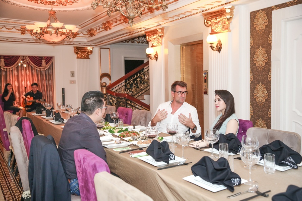 Lý Nhã Kỳ đãi tiệc tại nhà riêng ảnh 3 Ly Nha Ky dai tiec tai nha rieng anh 3