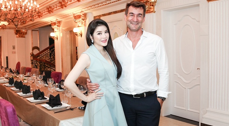 Ly Nha Ky to chuc tiec tai biet thu rieng hinh anh